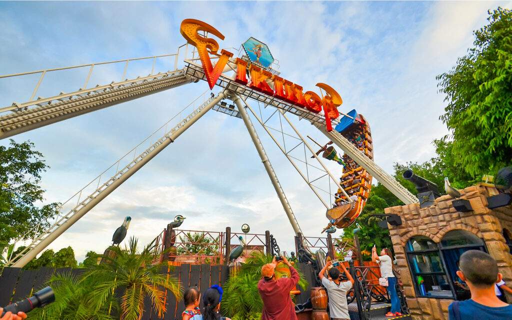 Joyful Rides at Dreamworld Amusement Park in Bangkok