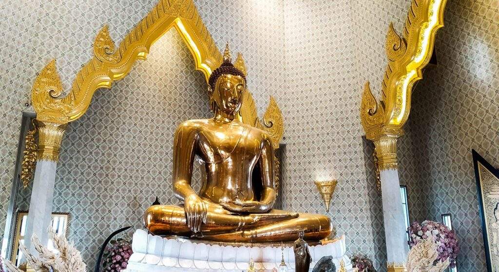 Visit The Golden Buddha Temple At Wat Traimit