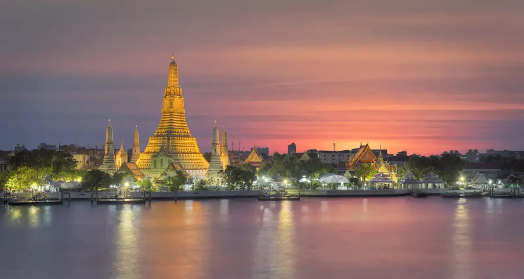Worship at Wat Arun